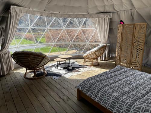 sypialnia z łóżkiem i dużym oknem w obiekcie ARDENNE CAMPING MABOGE w La-Roche-en-Ardenne