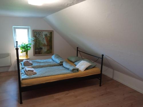 Tempat tidur dalam kamar di RAJSKIE SIEDLISKO Podlasie