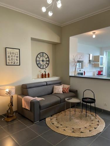 a living room with a couch and a table at Appartement proche des remparts et tous commerces. in Montreuil-sur-Mer