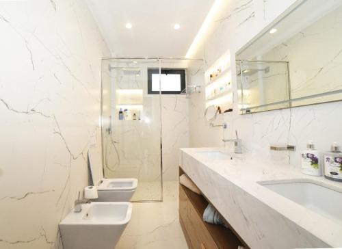 Kylpyhuone majoituspaikassa San Pietro villa