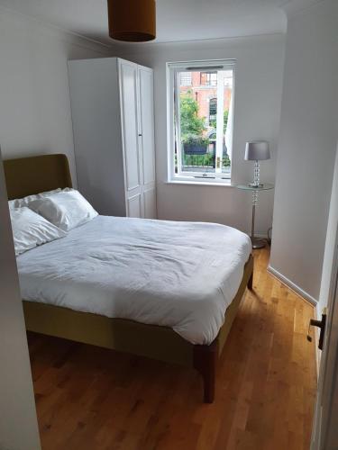 a bedroom with a bed and a window at Luxury Private Mews Modern Apartment in the City in London