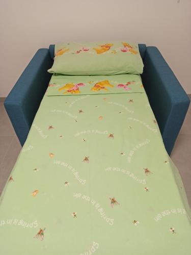 un letto con testiera blu e copriletto con farfalle di stefy bilo fronte mare ad Alba Adriatica