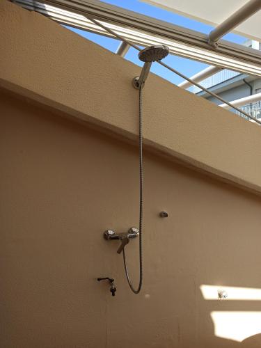 una doccia in una stanza con soffione di stefy bilo fronte mare ad Alba Adriatica