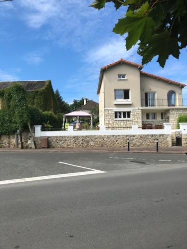 ein Haus an der Seite einer Straße mit einer Straße in der Unterkunft Villa BAKARA in La Roche-Posay