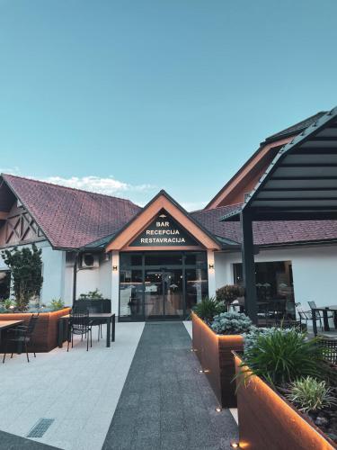 een gebouw met een patio met tafels en stoelen bij Hiša Aleš in Kranj