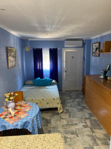 um quarto azul com uma cama e uma mesa em Denia Playa II em Denia