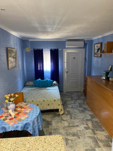 デニアにあるDenia Playa IIの青いベッドルーム(ベッド1台、テーブル付)