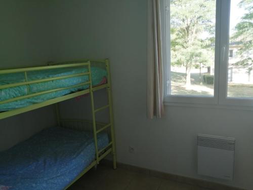 Camera con letto a castello e finestra. di Agréable duplex équipé au Domaine d'Albret a Barbaste