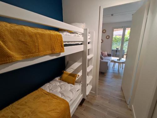 Cette chambre comprend des lits superposés blancs. dans l'établissement Studio L'Etoile Provençale, à Saint-Cyr-sur-Mer