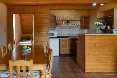 eine Küche und ein Esszimmer mit einem Tisch und Stühlen in der Unterkunft Chalupa Bišík in Teplice nad Metují