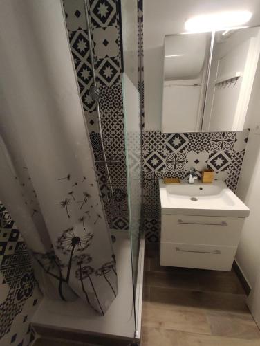 une salle de bain avec un lavabo et un miroir dans l'établissement Studio L'Etoile Provençale, à Saint-Cyr-sur-Mer