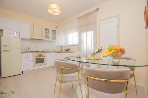 una cocina con una mesa con un bol de fruta. en Apartment La Casa - Sebenico en Šibenik