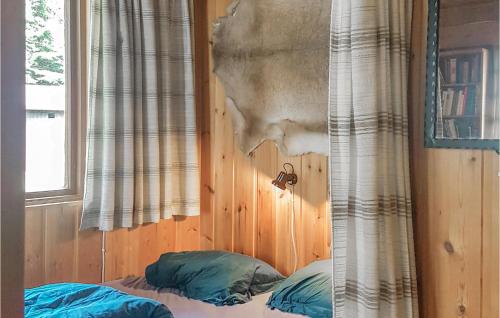 ein Schlafzimmer mit einem Bett und einer Wand mit einem Fenster in der Unterkunft 2 Bedroom Beautiful Home In Aurskog in Urskog