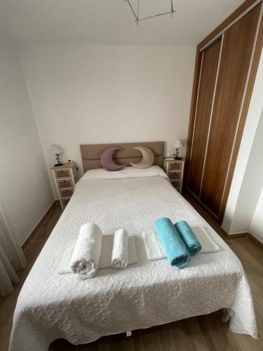 En eller flere senge i et værelse på Apartamento nuevo con piscina en el centro "Doña Paca-Ronda"