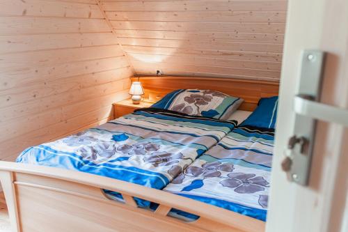 um quarto com 2 camas num chalé de madeira em Tęcza Mazur em Kątno
