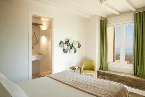 Cama o camas de una habitación en Aeolis Tinos Suites