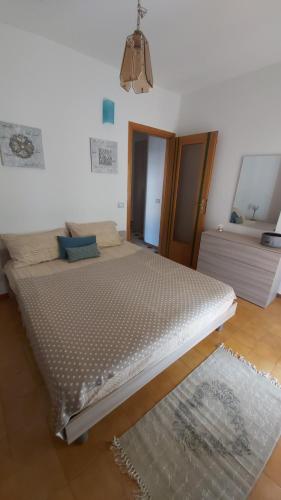 een slaapkamer met een groot bed in een kamer bij APPARTAMENTO BILOCALE GRAZIOSO ad Alba Adriatica in Alba Adriatica