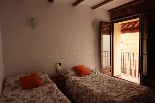 ヴィラファメスにあるLA COVETA - Aptos. Vilapartの窓付きの客室で、ベッド2台が備わります。