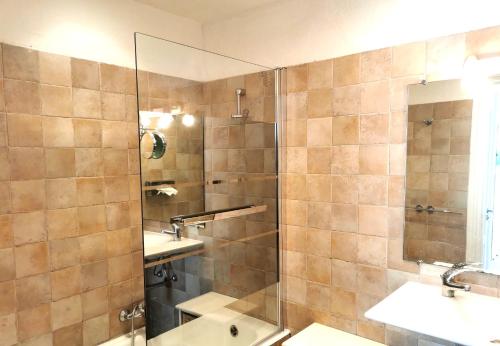 a bathroom with a shower and a sink and a mirror at Studio 1 - LES SUITES DE ROBINSON - Résidence avec piscine en bord de Siagne, à Mandelieu-La-Napoule in Mandelieu-la-Napoule