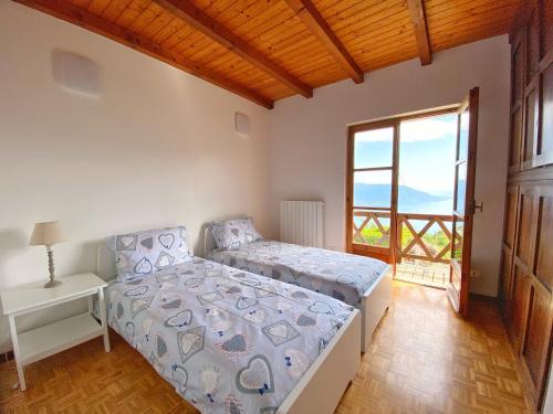 1 dormitorio con cama y ventana en LeonardosHome RockStairs, en Trarego