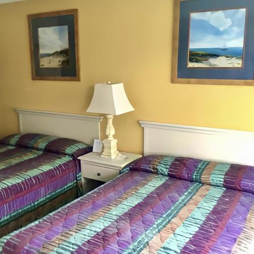 Ένα ή περισσότερα κρεβάτια σε δωμάτιο στο Beach Colony Motel