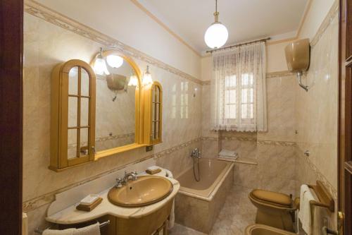 a bathroom with a sink and a tub and a toilet at Casa Vacanze Lavinia in Castro di Lecce