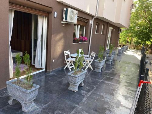 una fila de sillas y mesas en un patio en Apartment Evgenija, en Ohrid
