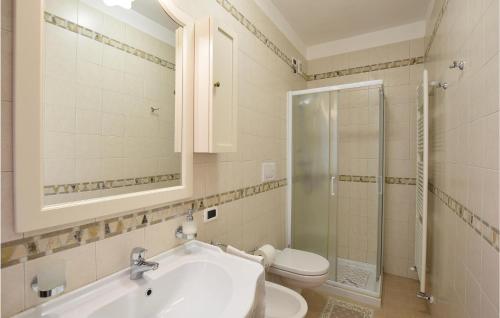 Amazing Home In Montemerlo With 2 Bedrooms tesisinde bir banyo