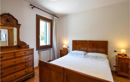 Amazing Home In Montemerlo With 2 Bedrooms tesisinde bir odada yatak veya yataklar