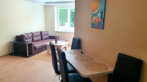 una sala de estar con una mesa y un sofá en Luren, en Juodkrantė