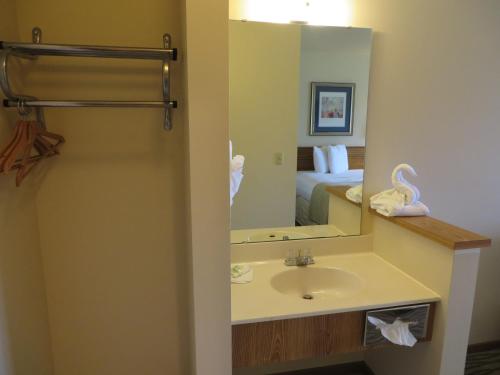 a bathroom with a sink and a mirror at Malibu Inn in Wisconsin Dells