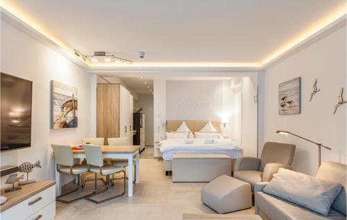 una camera d'albergo con letto, tavolo e sedie di Prora Solitaire Panorama 03 a Binz