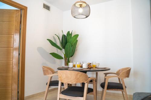 uma sala de jantar com mesa e cadeiras em Apartamento Puerto Playa, Fuengirola centro em Fuengirola