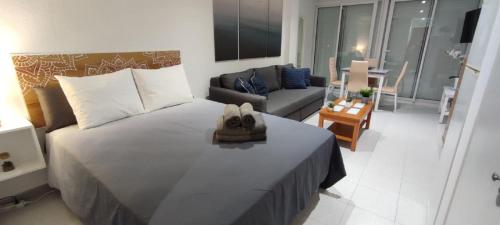una camera da letto con un letto grande e un soggiorno di TURISSTIKO Playa Carvajal a Fuengirola