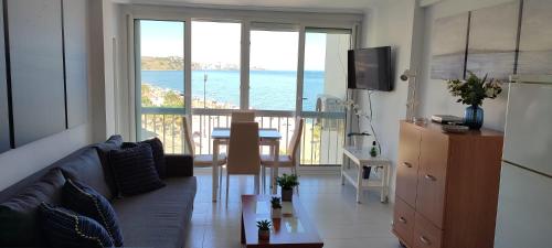 salon z kanapą i widokiem na ocean w obiekcie TURISSTIKO Playa Carvajal w mieście Fuengirola