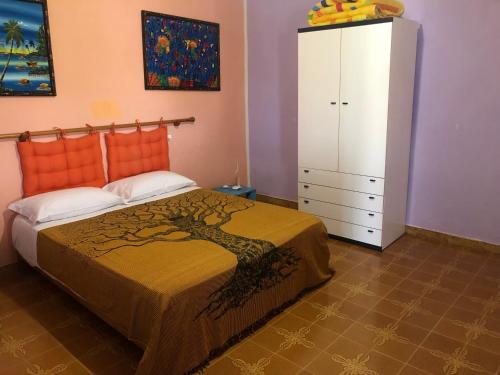 1 dormitorio con 1 cama y armario blanco en Andrebyke terrace en Gergei