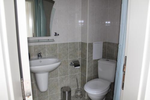 A bathroom at Apart complex Starfish със собствено паркомясто