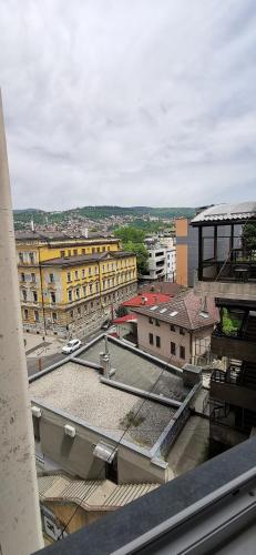 Una vista de una ciudad con edificios y tejados. en Hamdije, en Sarajevo