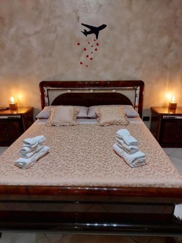 a bedroom with a bed with two towels on it at B&B L'agrumeto in Nocera Inferiore