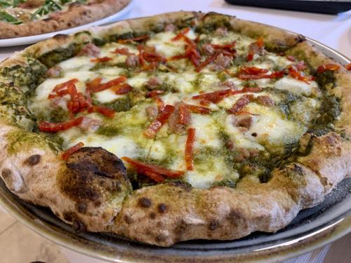 a pizza sitting on top of a pan on a table at Agriturismo Villa Pina in Lizzanello