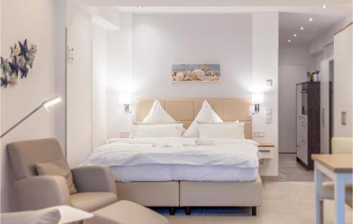 sypialnia z łóżkiem z białą pościelą i poduszkami w obiekcie Prora Solitaire Panorama 06 w mieście Binz