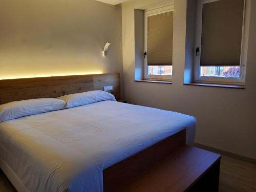 A bed or beds in a room at Hotel Marqués de Aguilar