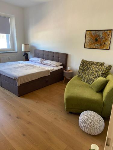 a bedroom with a bed and a couch at Schöne Ferienwohnung mit kostenlosem Parkplatz in Cottbus