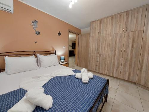 um quarto com uma cama com toalhas em Litsa Galaxy Apartment em Artemida