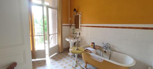 a bathroom with a sink and a tub and a toilet at Chambres d'Hôtes-Château Constant in Bessines-sur-Gartempe