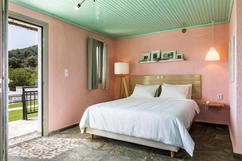Кровать или кровати в номере Panormos Beach Hotel Skopelos