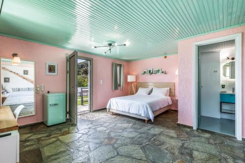 Кровать или кровати в номере Panormos Beach Hotel Skopelos