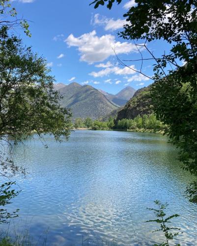 a view of a river with mountains in the background at Roxy House - Apartamento a pie de pistas de Espot in Espot