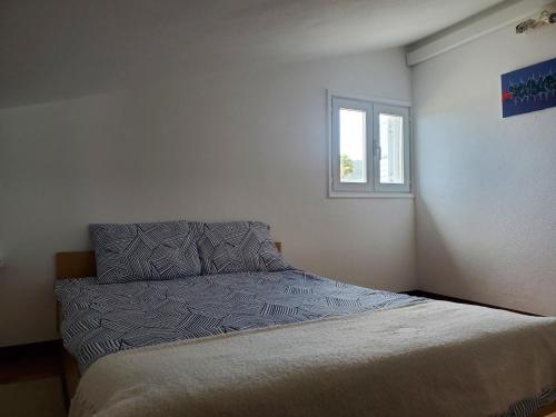 łóżko w sypialni z oknem w obiekcie Casa Milia Orange w mieście Marinhas