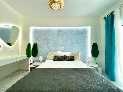 um quarto com uma cama grande e uma janela grande em The Sky Yard Eclectic Studios in Ilha de Rhodes